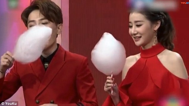 TV_host_An_Qi_right_is_competing_with_her_guest_Zhao_Re_left